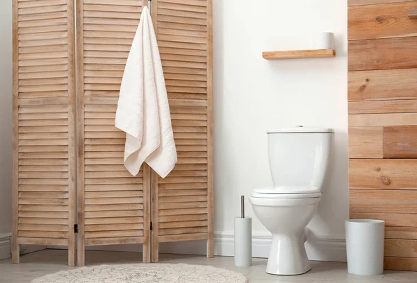 Унитаз возле белой стены в современном интерьере ванной комнаты — стоковое фото