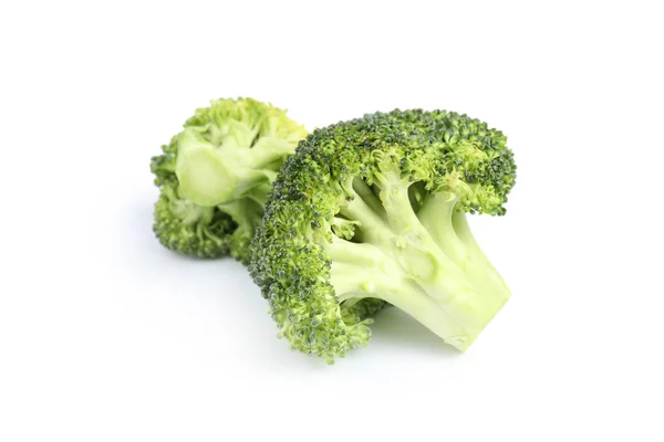 Verse groene broccoli op witte achtergrond. Biologisch voedsel — Stockfoto