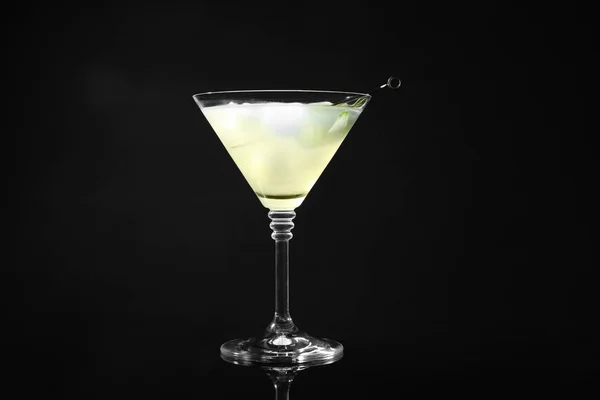 Bicchiere di delizioso martini al cetriolo su sfondo scuro — Foto Stock