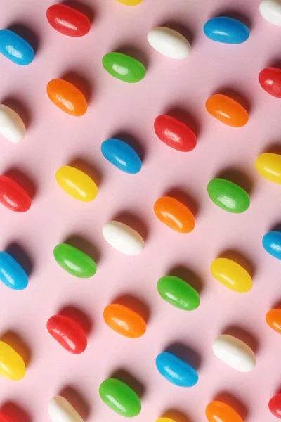 Caramelle di gelatina lucenti su sfondo a colori, strato piatto — Foto Stock