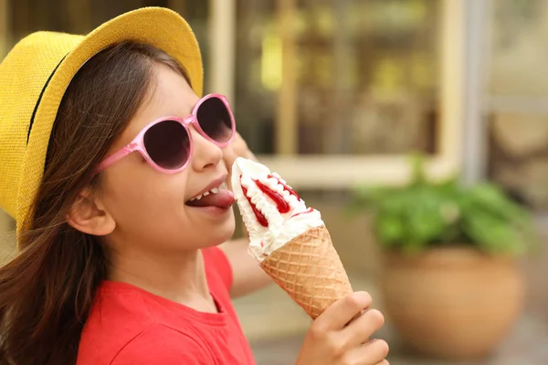 Söt liten flicka med läcker glass i parken, utrymme för text — Stockfoto