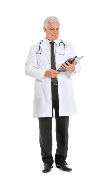 Retrato de cuerpo entero de médico varón con portapapeles aislado en blanco. Personal médico — Foto de Stock