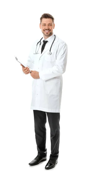 Pełna długość Portret męskiego lekarza ze schowkiem na białym tle. Personel medyczny — Zdjęcie stockowe