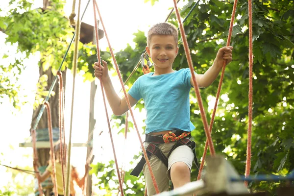 Niño escalando en el parque de aventuras. Campamento de verano — Foto de Stock