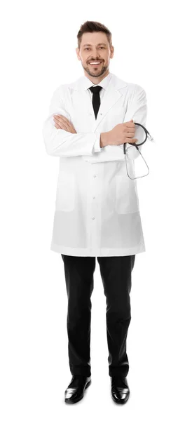 Ολόσωμο πορτρέτο του χαμογελαστή αρσενικό γιατρό απομονωθεί σε λευκό. Ιατρικό προσωπικό — Φωτογραφία Αρχείου