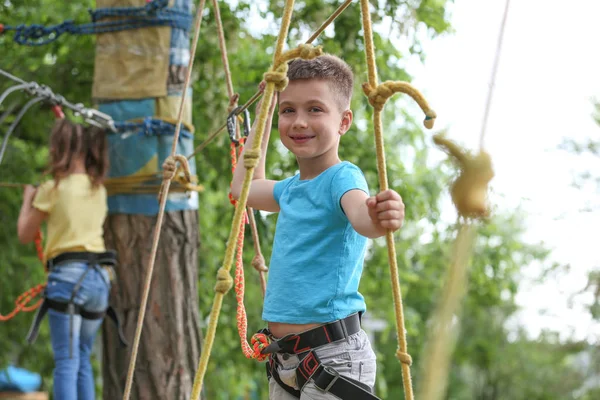 Niño escalando en el parque de aventuras. Campamento de verano — Foto de Stock
