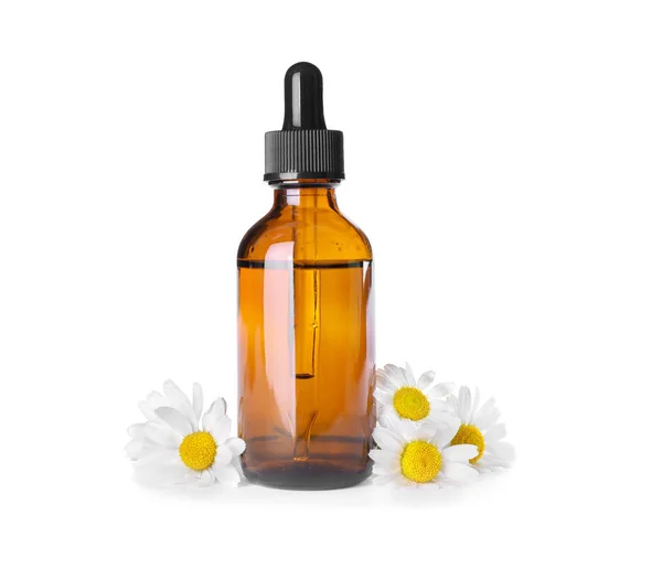 Flasche ätherisches Kräuteröl und Kamillenblüten isoliert auf weiß — Stockfoto