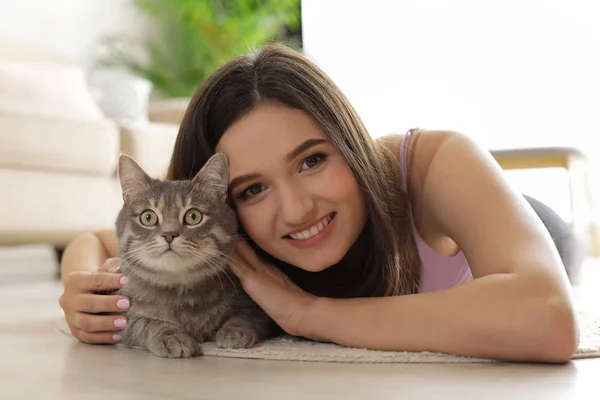 Молодая женщина с милым котом дома. Домашнее животное и владелец — стоковое фото