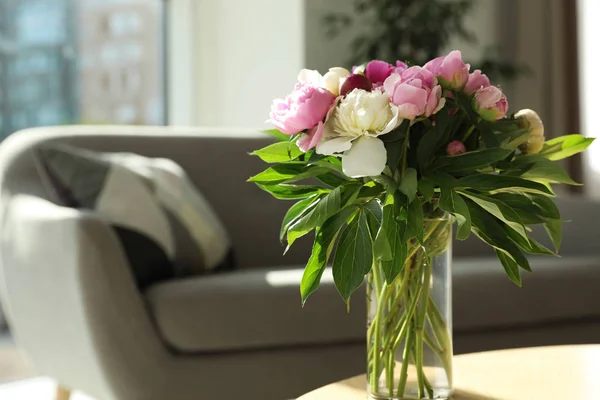 방에 테이블에 아름다운 모란의 꽃다발 꽃병, 텍스트 공간 — 스톡 사진