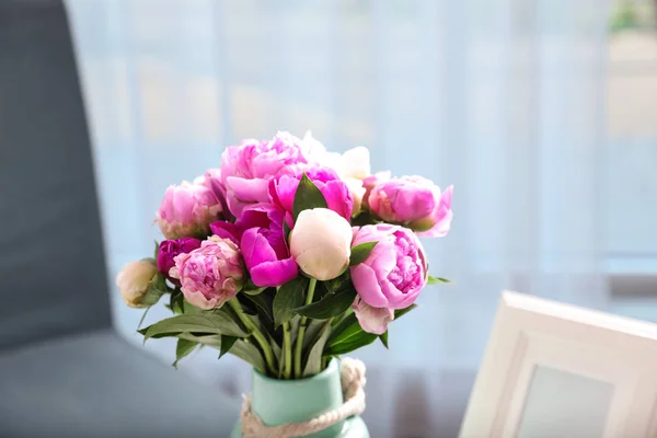 部屋に美しいピオニーの花束と花瓶 — ストック写真