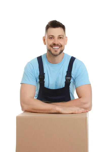 Πορτρέτο της μετακινούμενο εργαζόμενο υπηρεσία με κουτί από χαρτόνι σε λευκό φόντο — Φωτογραφία Αρχείου