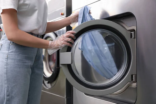 Jonge vrouw lossen wasmachine in Stomerij, close-up — Stockfoto