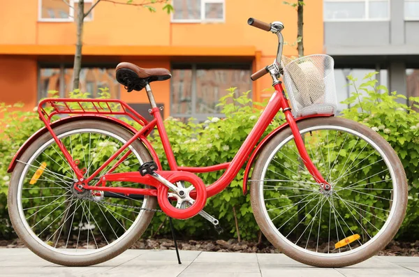 Modernes farbiges Fahrrad mit Korb im Park — Stockfoto