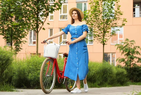 Joven bonita mujer con bicicleta en la ciudad — Foto de Stock