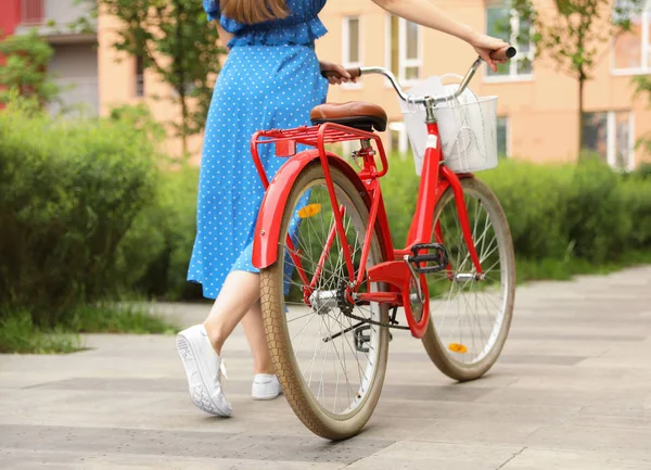 Junge Frau mit Fahrrad in der Stadt, Nahaufnahme — Stockfoto