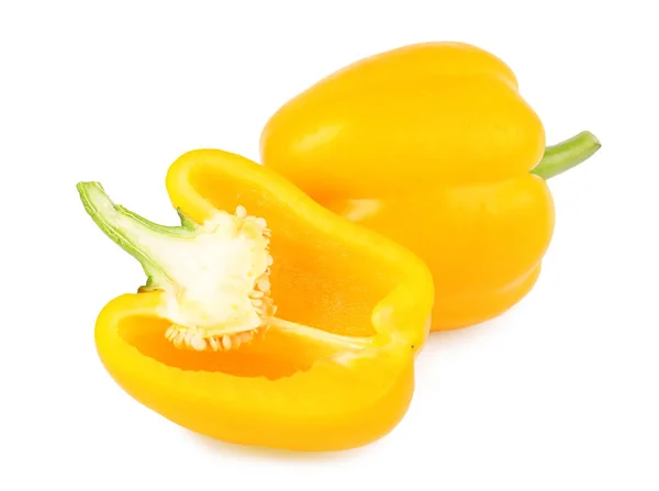 Hela och skär gul paprika isolerad på vitt — Stockfoto