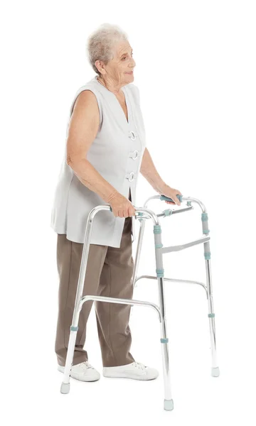 Retrato de comprimento total da mulher idosa usando quadro de caminhada isolado em branco — Fotografia de Stock