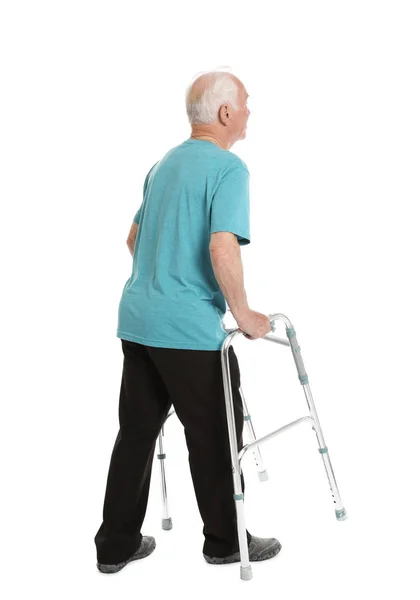 Homem idoso usando o quadro de caminhada isolado no branco — Fotografia de Stock