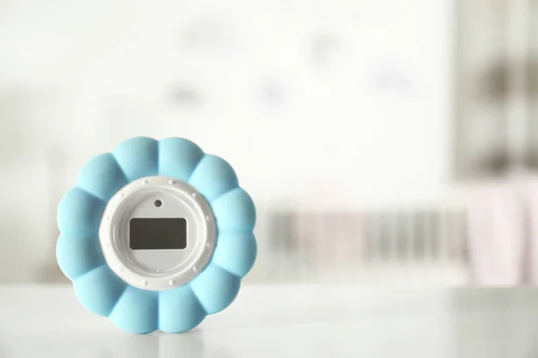 Digitale Temperatur- und Feuchtigkeitskontrolle im Babyzimmerinnenraum. Raum für Text — Stockfoto