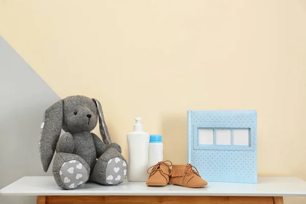 Juguete y accesorios para niños para el interior de la habitación del bebé en la mesa cerca de la pared de color — Foto de Stock