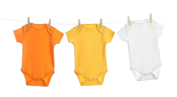 五颜六色的婴儿挂在衣服线上的白色背景。洗衣日 — 图库照片
