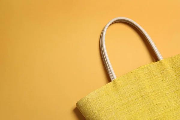 Stylische Tasche auf farbigem Hintergrund, Draufsicht mit Platz für Text. Strandzubehör — Stockfoto