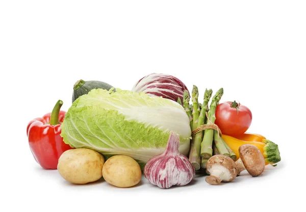 Różne świeże dojrzałe warzywa izolowane na białym — Zdjęcie stockowe