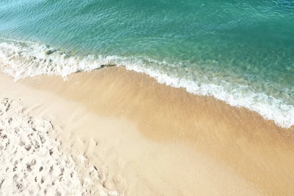 Plage de sable près de la mer par temps ensoleillé — Photo