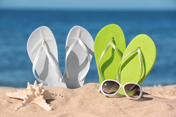 Composición con accesorios de playa sobre arena cerca del mar en verano —  Fotos de Stock