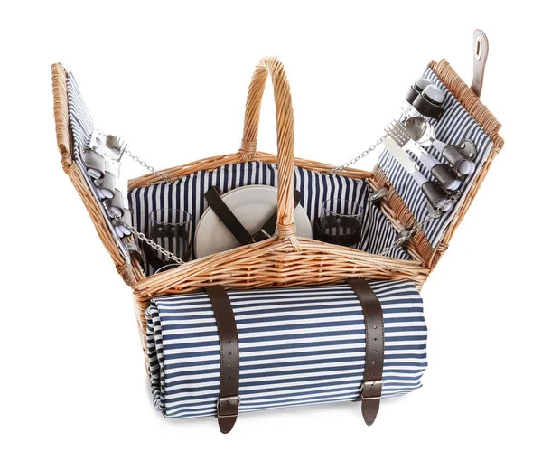 Плетеная корзина с принадлежностями для пикника и одеялом на белом фоне — стоковое фото