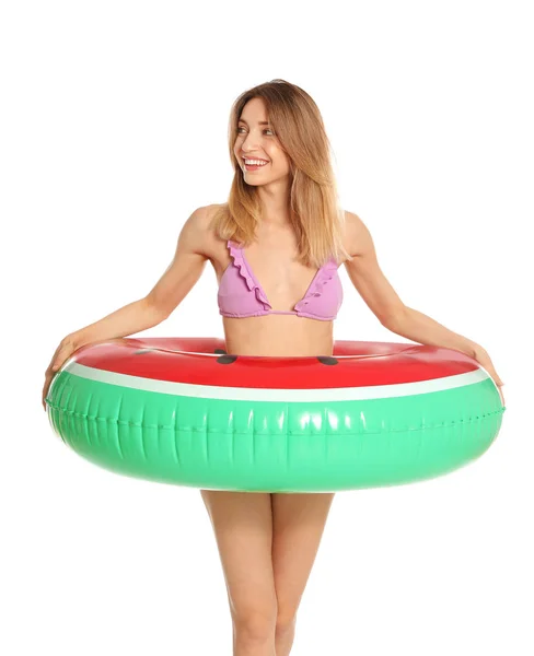 Szép fiatal nő stílusos bikini és görögdinnye felfújható gyűrű fehér alapon — Stock Fotó