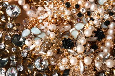 Arka plan olarak farklı zarif takılar, üst görünüm