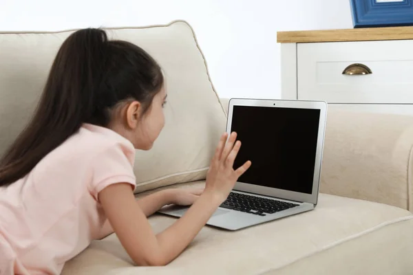 Ragazzina che usa la video chat sul computer portatile a casa. Spazio per testo — Foto Stock