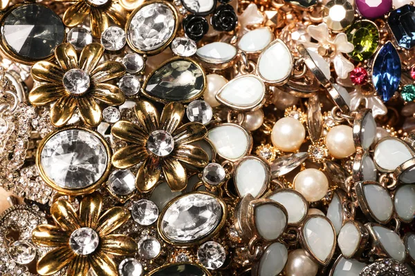 Diferentes joyas elegantes como fondo, vista superior —  Fotos de Stock