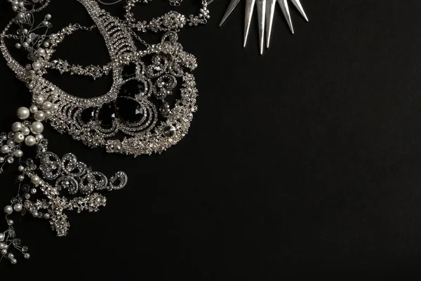 Diferentes joyas elegantes sobre fondo negro, vista superior. Espacio para texto —  Fotos de Stock