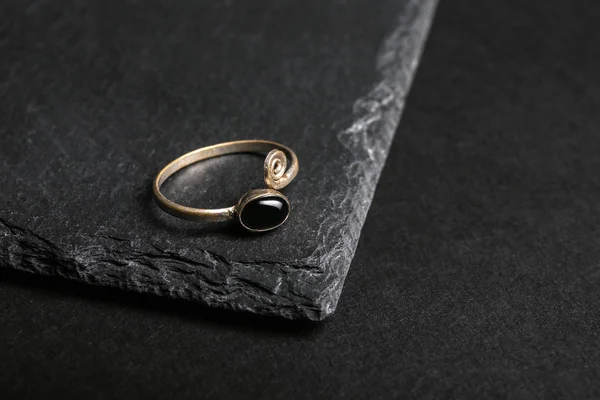검은 색 배경에 돌이있는 우아한 반지, 텍스트 공간. 럭셔리 주얼리 — 스톡 사진