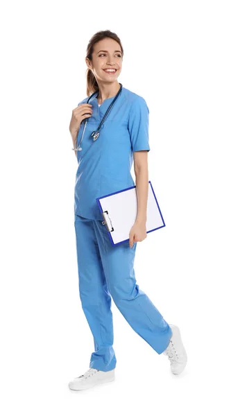 Ganzkörperporträt des Arztes mit Klemmbrett und Stethoskop isoliert auf weiß — Stockfoto