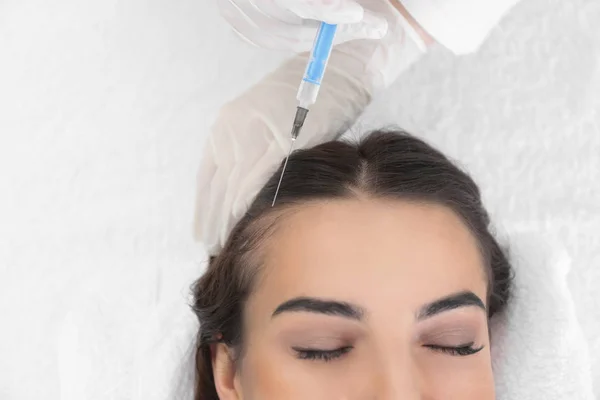 Young woman with hair loss problem receiving injection in salon, closeup — Stock Photo, Image