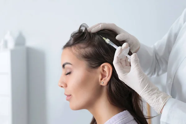 Jovem com problema de perda de cabelo recebendo injeção no salão — Fotografia de Stock