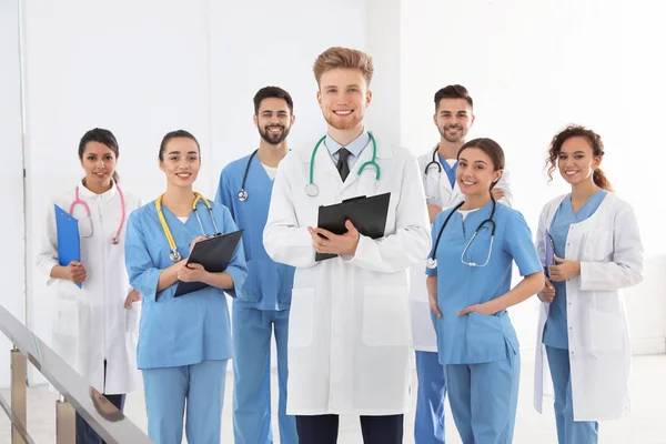 Equipa de médicos no hospital. Conceito de unidade — Fotografia de Stock