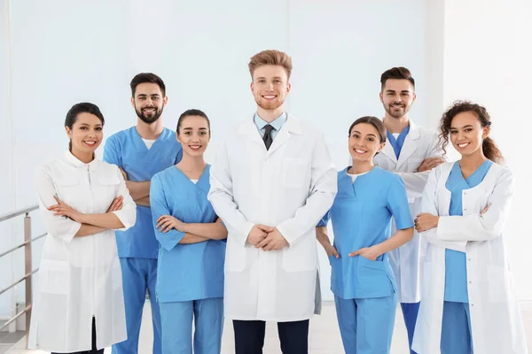 Team medizinischer Mitarbeiter im Krankenhaus. Einheitskonzept — Stockfoto