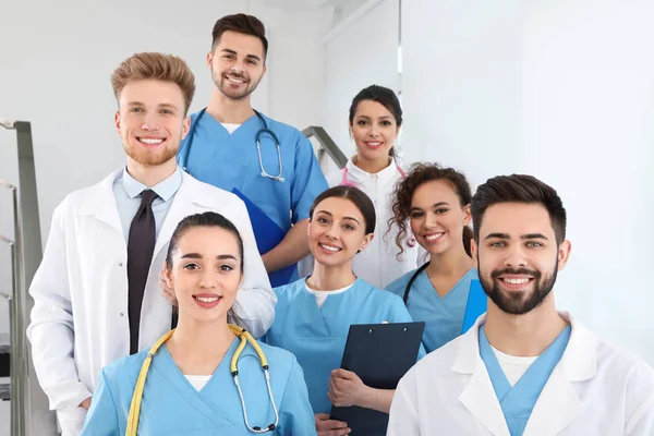 Equipo de trabajadores médicos en el hospital. Concepto de unidad — Foto de Stock