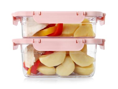 Beyaz üzerinde izole taze hazırlanmış yemek ile Plastik kutular