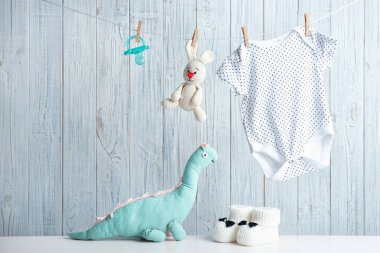 Ahşap arka plan üzerinde bebek aksesuarları ile kompozisyon