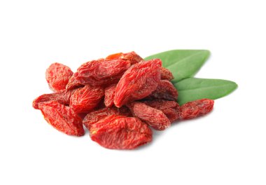Beyaz arka planda kurutulmuş goji meyveleri ve yaprakları yığını