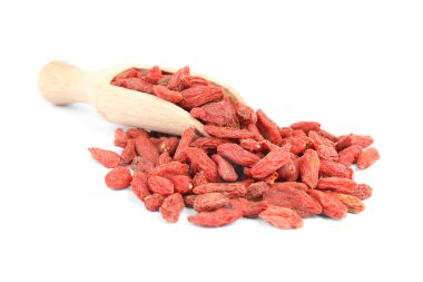Beyaz arka plan üzerinde kurutulmuş goji çilek ile Ahşap kepçe