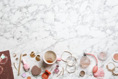 Mermer arka plan üzerinde şık kadın aksesuarları ve dekoratif kozmetik ile Düz yatıyordu kompozisyon, metin için alan