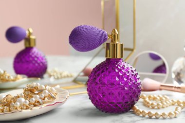 Beyaz mermer masada lüks parfüm ve mücevher Vintage kristal şişe