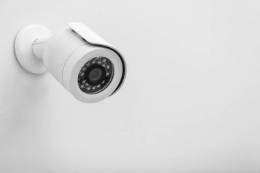 Beyaz duvarda Modern Cctv güvenlik kamerası. Metin için alan