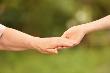 İnsanlar, bakım ve destek. Yardım eli konseptini vermek